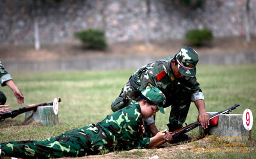 廣州趣拓拓展課程之軍事體驗(yàn)：“實(shí)彈射擊、乘坐裝甲車(chē)”